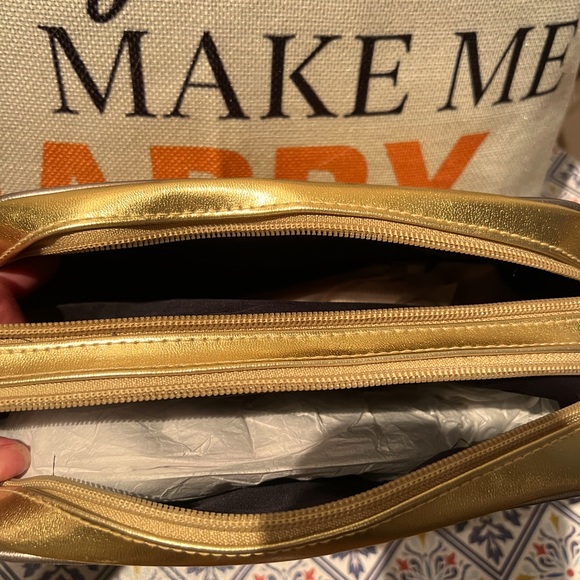 - Quilted metallic crossbody - Picture 4 of 15